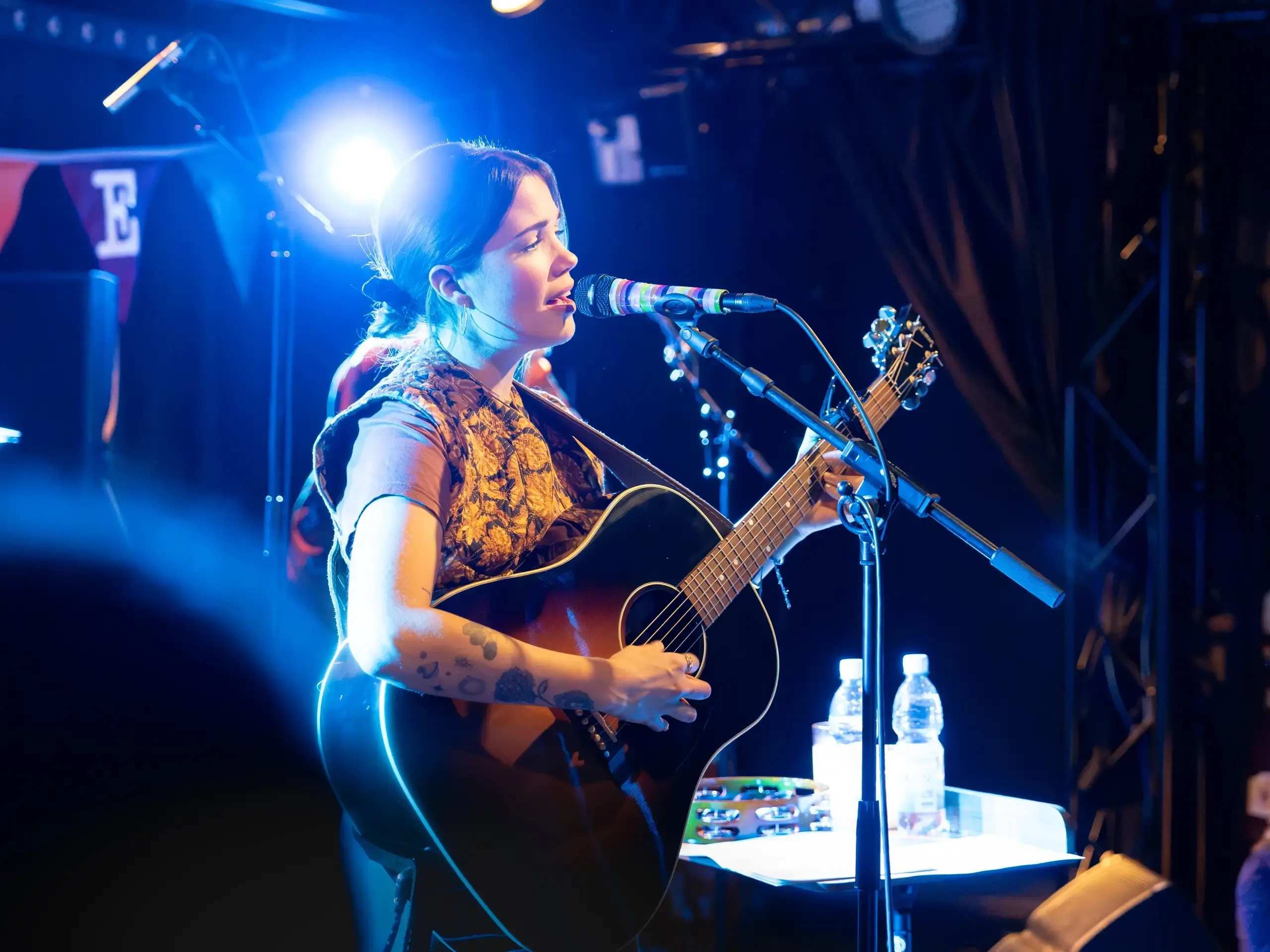 Clara Louise auf der Bühne in der GrooveStation Dresden